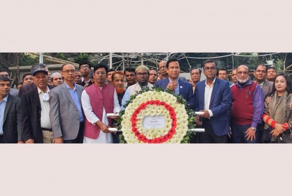 বঙ্গবন্ধুর প্রতিকৃতিতে জনস্বাস্থ্যের প্রধান প্রকৌশলীর শ্রদ্ধা