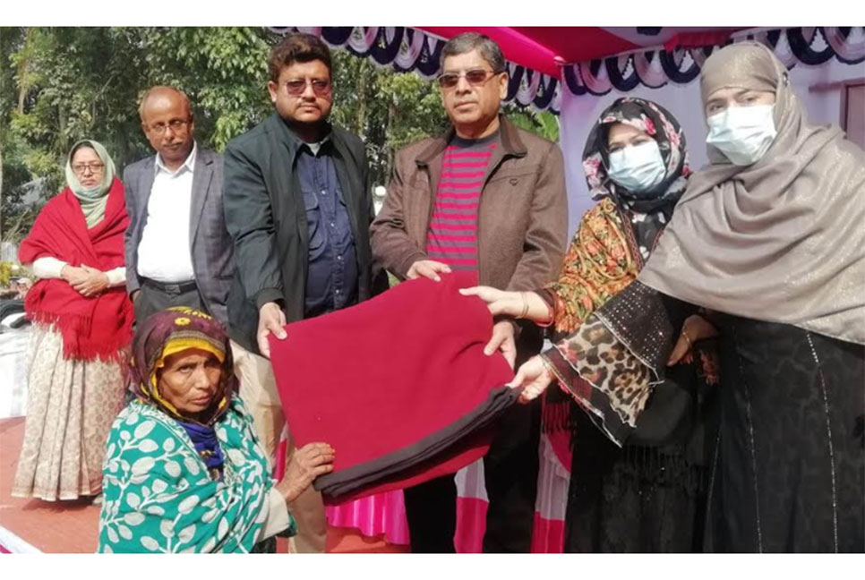 
ফরিদপুরে দরিদ্র মানুষের মাঝে কম্বল বিতরণ