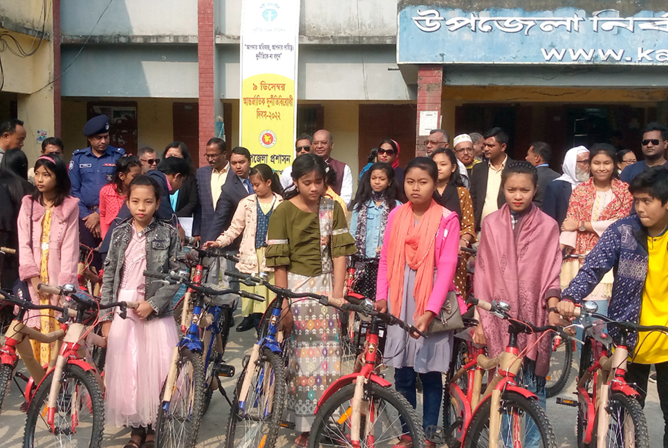 কলাপাড়ায় ক্ষুদ্র-নৃগোষ্ঠীর শিক্ষার্থীরা পেল শিক্ষা বৃত্তি ও বাইসাইকেল