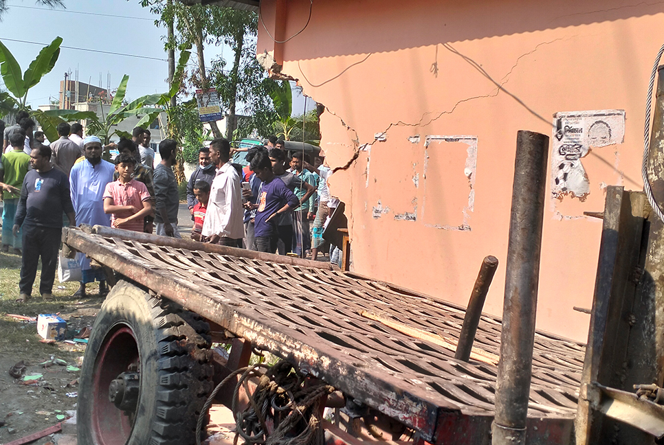 নোয়াখালীতে নিয়ন্ত্রণ হারিয়ে ট্রাক্টর দোকানে, নিহত ১