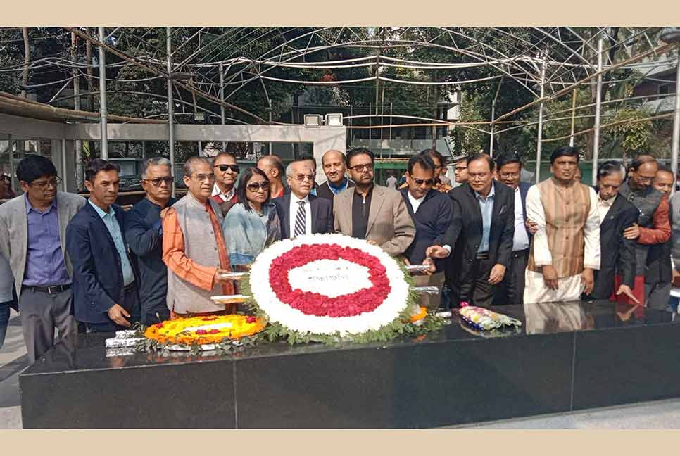 বঙ্গবন্ধুর প্রতিকৃতিতে জাতীয় প্রেস ক্লাবের নতুন কমিটির শ্রদ্ধা


