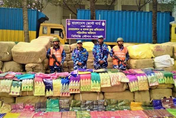 নারায়ণগঞ্জে ৮৩৬১ পিস ভারতীয় শাড়িসহ আটক ১