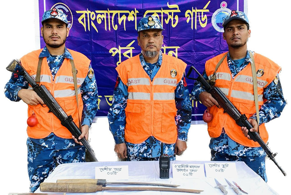 শাহ পরীর দ্বীপে কোস্টগার্ডের অভিযানে দেশীয় অস্ত্র জব্দ