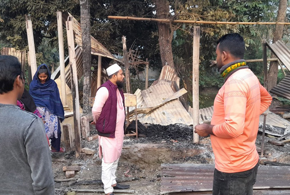 নোয়াখালীতে বসতঘরে অগ্নিকাণ্ডে শিশু দগ্ধ