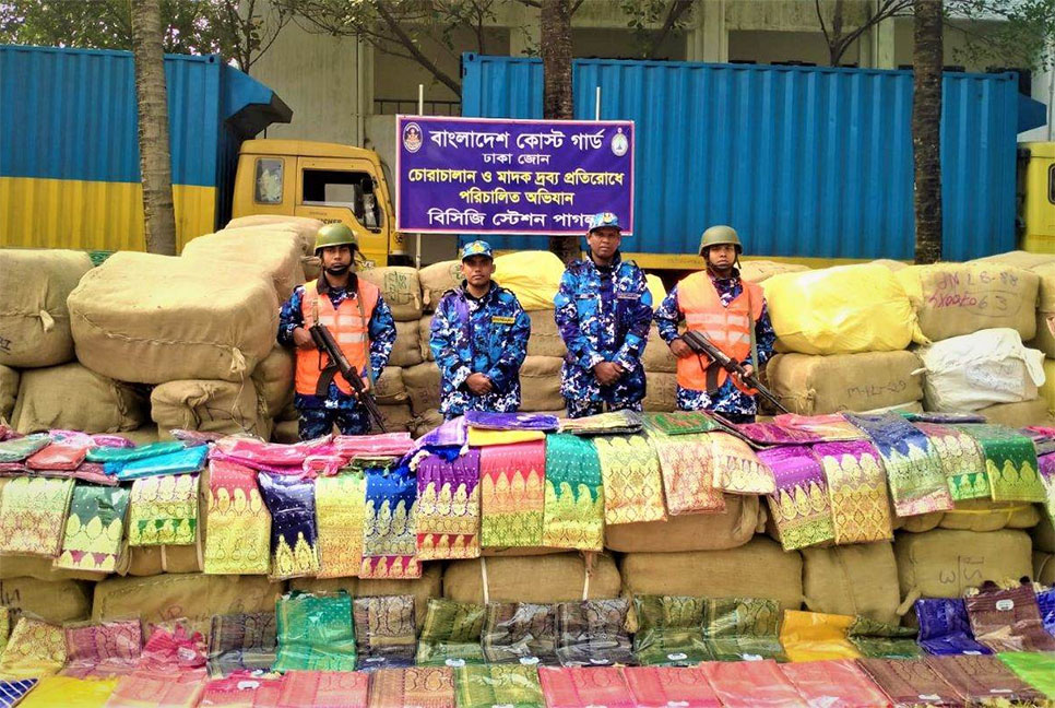 সিদ্ধিরগঞ্জে শুল্ক ফাঁকি দেওয়া বিপুল পরিমাণ ভারতীয় শাড়ি জব্দ