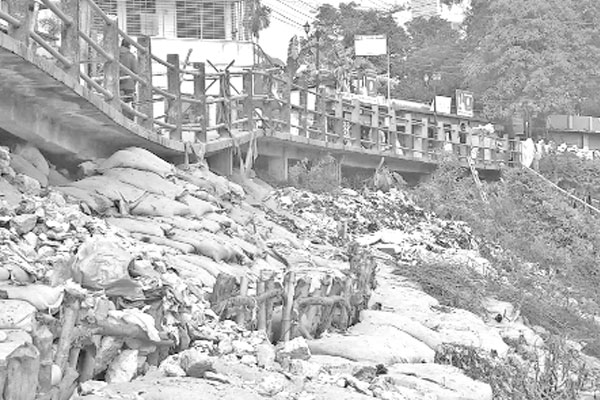 হুমকিতে মগড়া নদীর শহররক্ষা বাঁধ