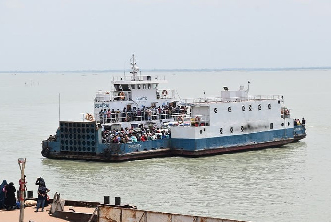 স্বাভাবিক হলো দৌলতদিয়া-পাটুরিয়ার ফেরি চলাচল