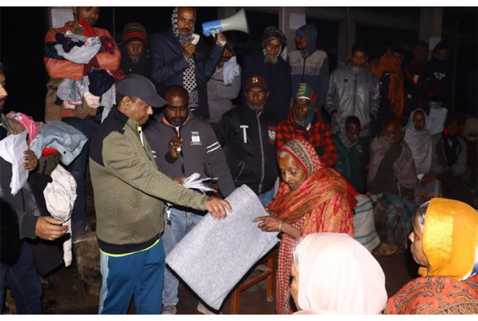 জয়পুরহাটে শীতার্তদের মাঝে কম্বল বিতরণ