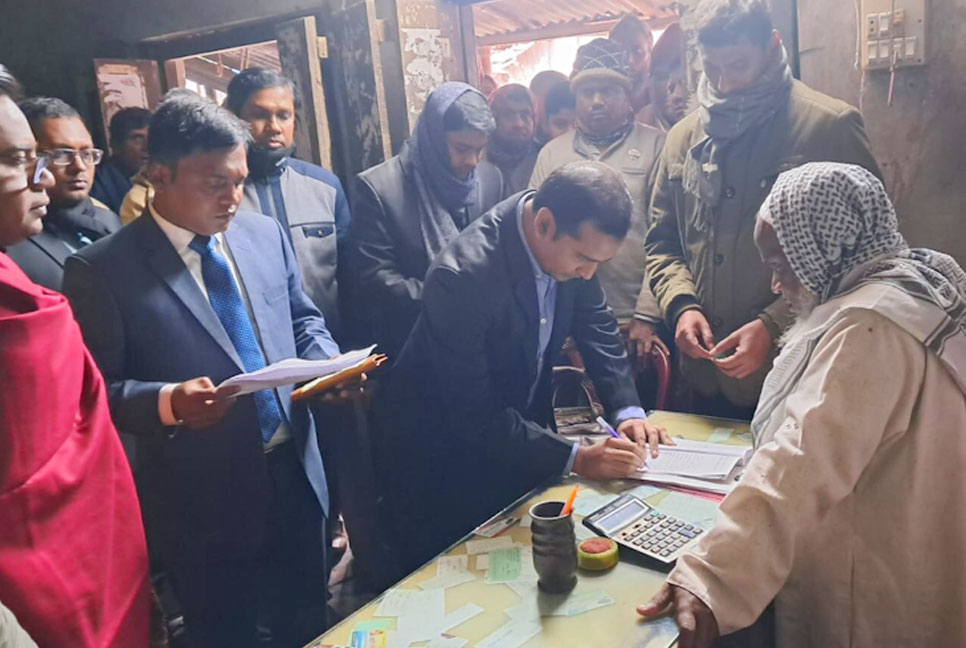 নাটোরের সিংড়ায় বেশি দামে সার বিক্রি, ৫০ হাজার টাকা জরিমানা
