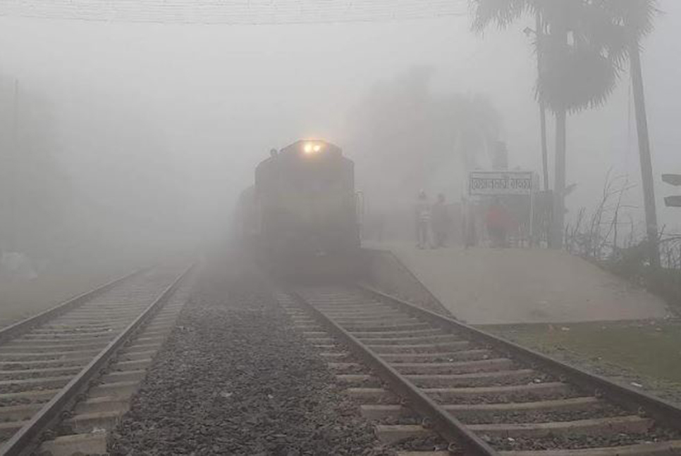 বোয়ালমারীতে ঘন কুয়াশায় স্থবির জনজীবন