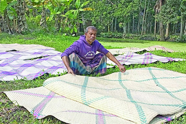 হারিয়ে যাচ্ছে শীতলপাটি