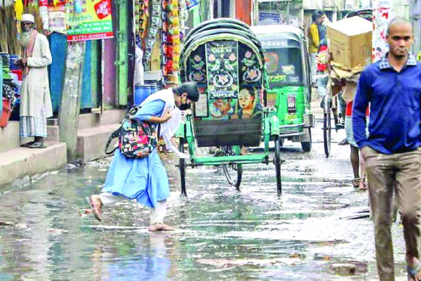 সড়কে পানি, ভোগান্তি অশেষ