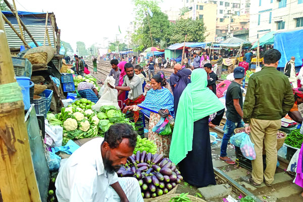 রেললাইনে ঝুঁকিপূর্ণ কাঁচাবাজার 