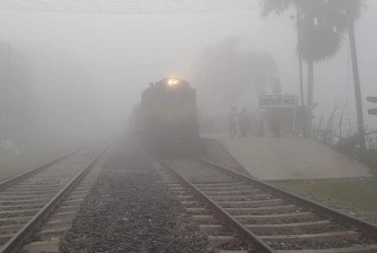 বোয়ালমারীতে ঘন কুয়াশায় স্থবির জনজীবন