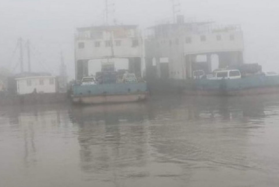 ঘন কুয়াশায় পাটুরিয়া-দৌলতদিয়া নৌরুটে ফেরি চলাচল বন্ধ