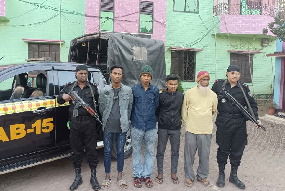 টেকনাফে র‌্যাবের অভিযানে বিদেশি মদসহ আটক ৪