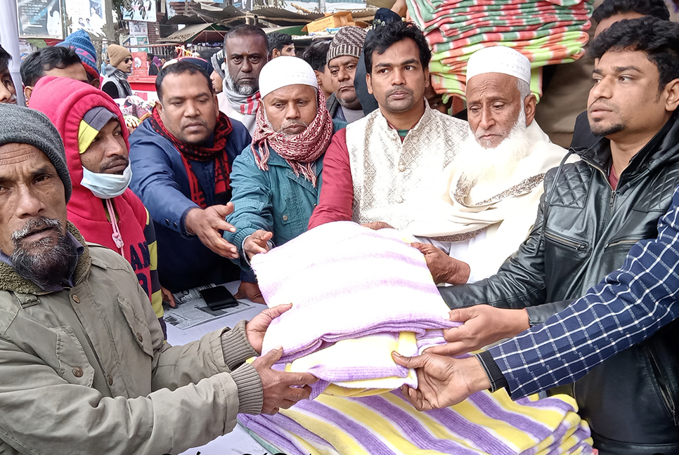 মাগুরায় ছাত্রলীগের প্রতিষ্ঠাবার্ষিকী উপলক্ষে খাবার ও শীতবস্ত্র বিতরণ