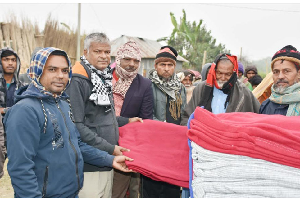 রাজবাড়ীর চরাঞ্চলে শীতার্তদের মাঝে কম্বল বিতরণ