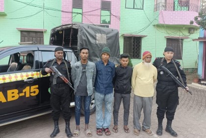 টেকনাফে র‌্যাবের অভিযানে বিদেশি মদসহ আটক ৪