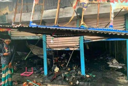 মানিকগঞ্জে অগ্নিকাণ্ডে পুড়ে গেছে ৪ দোকান
