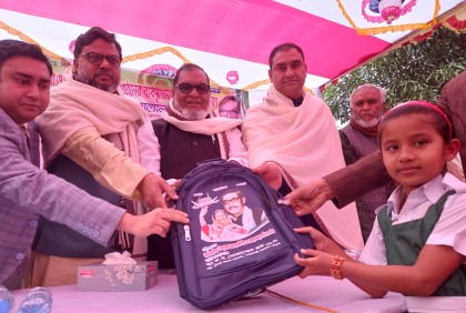 কালিয়াকৈরে শিক্ষার্থীদের মাঝে স্কুল ব্যাগ বিতরণ
