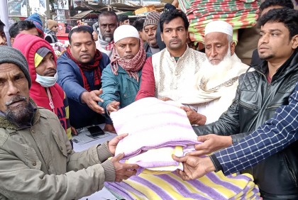 মাগুরায় ছাত্রলীগের প্রতিষ্ঠাবার্ষিকী উপলক্ষে খাবার ও শীতবস্ত্র বিতরণ