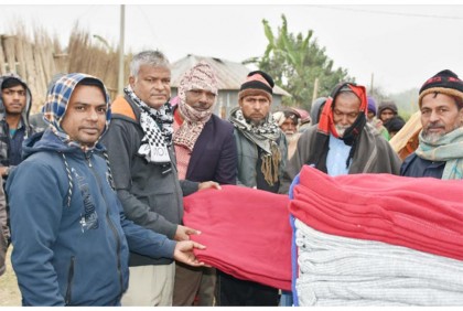 রাজবাড়ীর চরাঞ্চলে শীতার্তদের মাঝে কম্বল বিতরণ