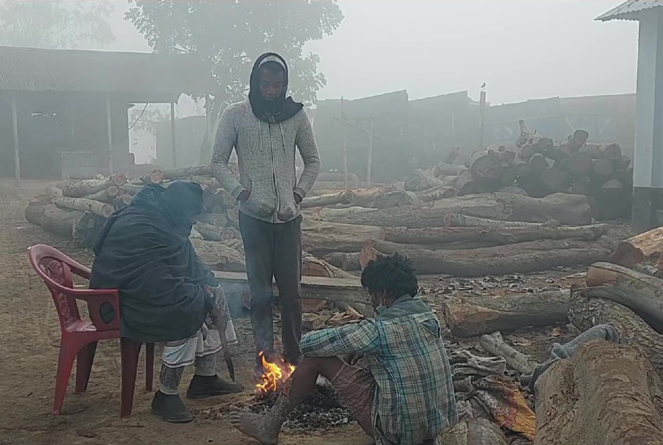 শীতে কাঁপছে উত্তরের জনপদ পঞ্চগড়  
