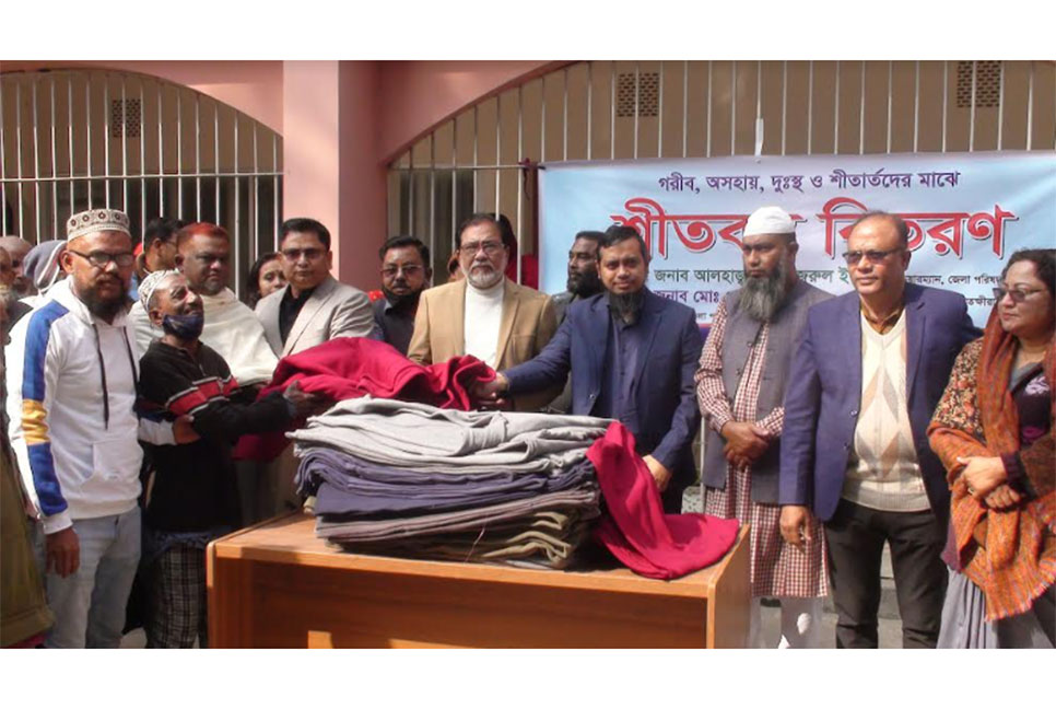 
সাতক্ষীরায় শীতার্তদের মাঝে কম্বল বিতরণ