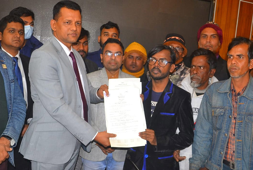 দুই আসনে মনোনয়নপত্র জমা দিয়ে যা বললেন হিরো আলম