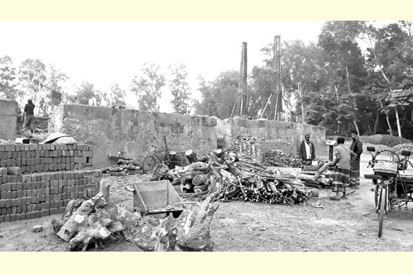 ড্রাম চিমনির ভাটায় পুড়ছে কাঠ