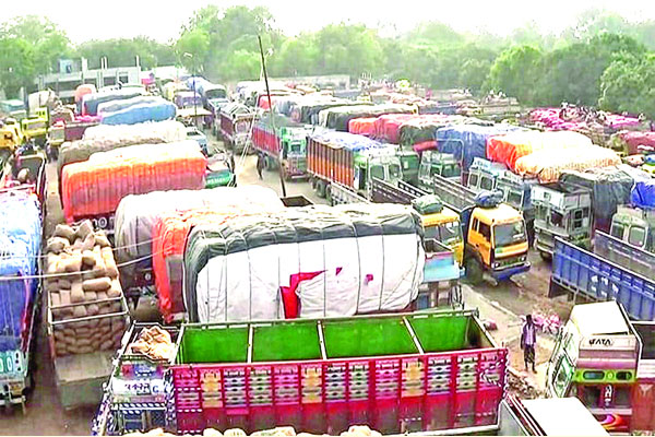 আমদানি কমেছে সোনামসজিদ স্থলবন্দরে