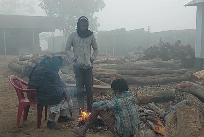শীতে কাঁপছে উত্তরের জনপদ পঞ্চগড়  