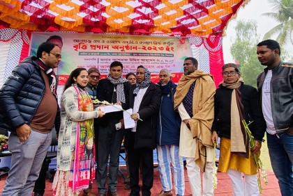 ভালুকায় কৃতি শিক্ষার্থীদের বৃত্তি প্রদান
