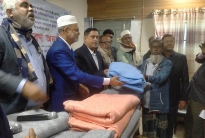 পটুয়াখালীর দুমকিতে শীতার্তদের মাঝে কম্বল বিতরণ


