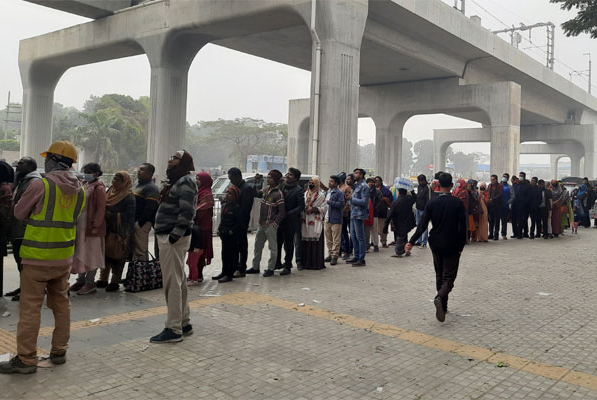 ছুটির দিনে মেট্রোরেলে উপচেপড়া ভিড়