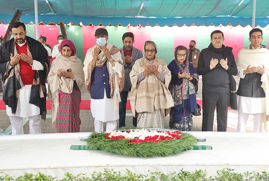 টুঙ্গিপাড়ায় বঙ্গবন্ধুর সমাধিতে প্রধানমন্ত্রীর শ্রদ্ধা