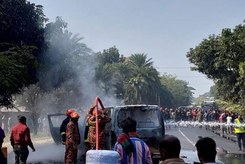 মাইক্রোবাসের ধাক্কায় মোটরসাইকেল আরোহী কিশোর নিহত