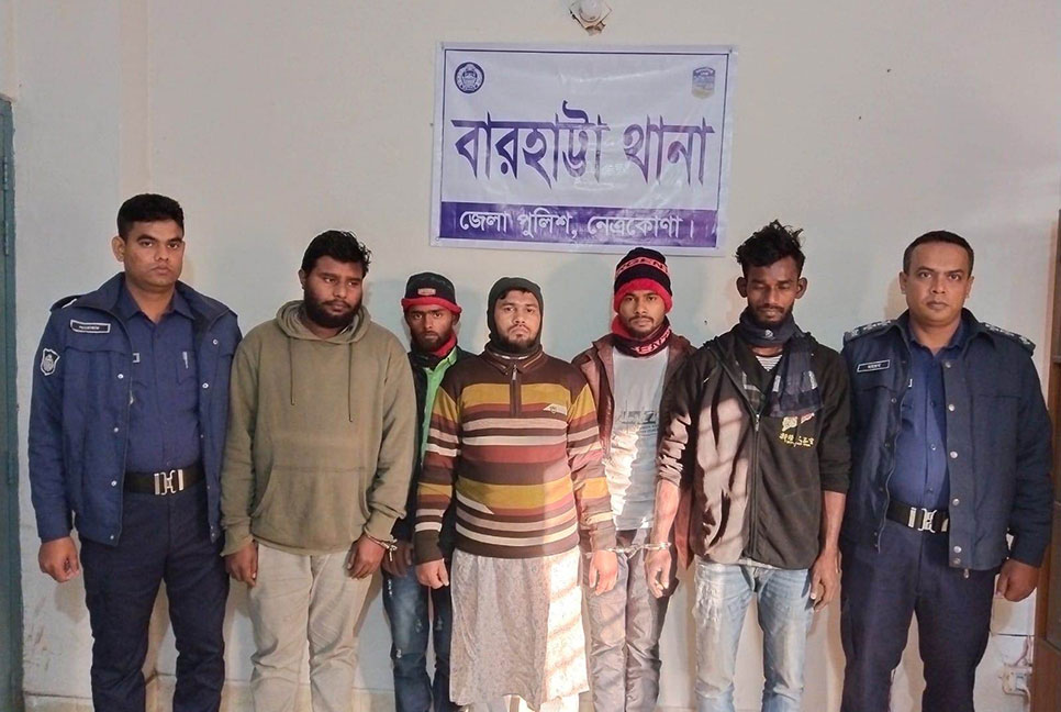 নেত্রকোনায় পাচারকালে ট্রাক ভর্তি ভারতীয় কম্বল জব্দ, আটক ৫