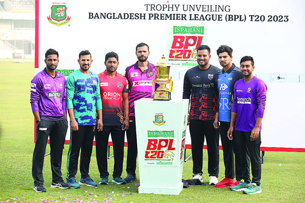 মাঠের লড়াইয়ের আগে অন্য লড়াই