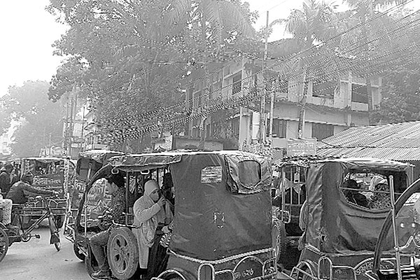পার্কিংয়ে বেহাল সড়ক-ফুটপাত