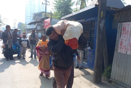 গাড়ি ভাড়ার টাকা নেই, মায়ের লাশ কাঁধে নিয়ে বাড়ির উদ্দেশে ছেলে
