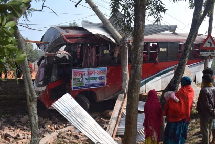 হালুয়াঘাটে বাস দুর্ঘটনায় ভ্যান চালক নিহত 