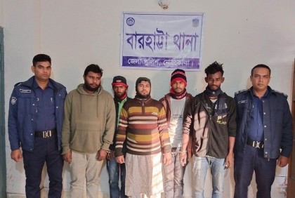 নেত্রকোনায় পাচারকালে ট্রাক ভর্তি ভারতীয় কম্বল জব্দ, আটক ৫