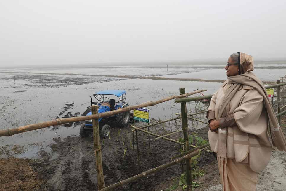 পৈত্রিক জমি পরিদর্শন করলেন প্রধানমন্ত্রী

