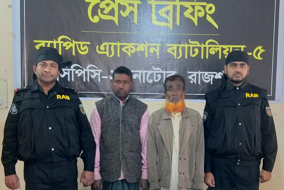 নাটোরে নকল মূর্তিসহ আটক ২