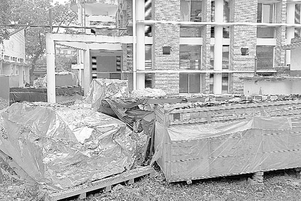 খোলা আকাশের নিচে ২০ কোটি টাকার যন্ত্রাংশ