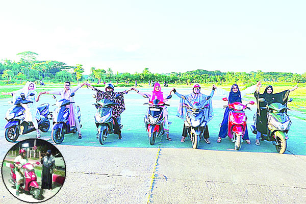 দিনে শিক্ষিকা, রাতে স্কুটি প্রশিক্ষক