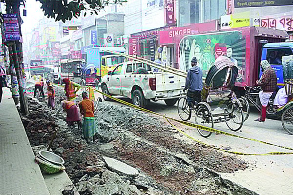 বাসাবোর ব্যস্ততম এ সড়কটিতে দ্রুত কাজ শেষ করার দাবি