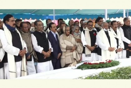 টুঙ্গিপাড়ায় বঙ্গবন্ধুর সমাধিতে আওয়ামী লীগের নতুন কমিটির শ্রদ্ধা 